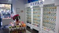 Refan adapta sus tiendas a la localidad donde se instalan