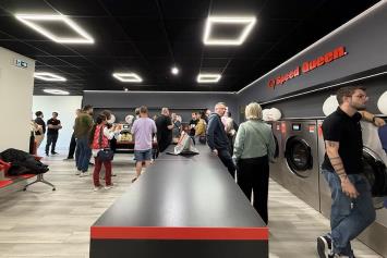Speed Queen reúne a 50 inversores con motivo de la apertura de una nueva lavandería