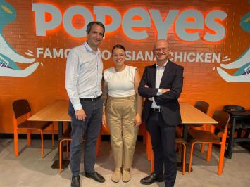 José Miguel Herrero director general de Alimentación del Ministerio de Agricultura, visita el restaurante Popeyes 