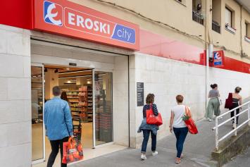 Eroski abre un supermercado gestionado por personas en riesgo de exclusión social