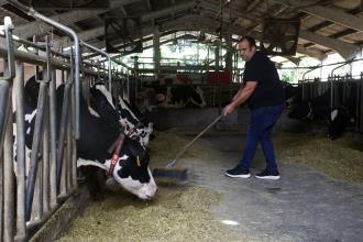 Eroski conmemora una década de su leche de marca propia de proximidad