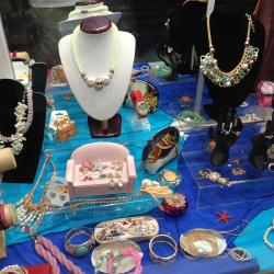 Emprende con una nueva franquicia de bisutería y complementos a precio único 