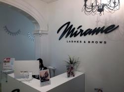 La franquicia Mírame Lashes & Brows inaugura su flagship en Barcelona