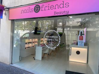 NAILS&FRIENDS ofrece más rentabilidad con su cabina de estética