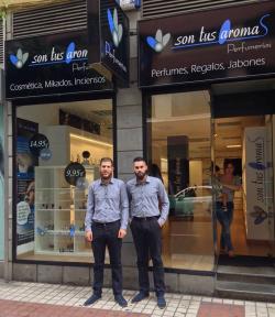 Dos jóvenes emprendedores se ponen al frente de una nueva perfumería de la cadena Son Tus Aromas