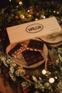 Valor enciende la Navidad con la vuelta de su Turrón de Chocolate edición limitada a sus chocolaterías