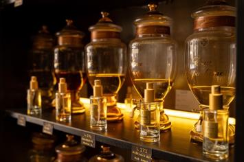 Perfumes premium en amforas en la franquicia l´Arome