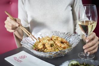 Yakisoba de langostinos y pluma ibérica Miss Sushi