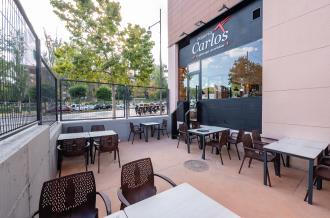 Terraza de uno de los restaurantes de Pizzería Carlos en Alcobendas. 