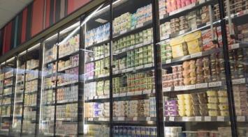 Zona de lácteos en supermercado Eroski en franquicia