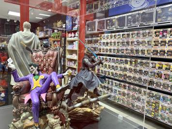 Zona de coleccionismo y figuras en tienda El Señor Miyagi