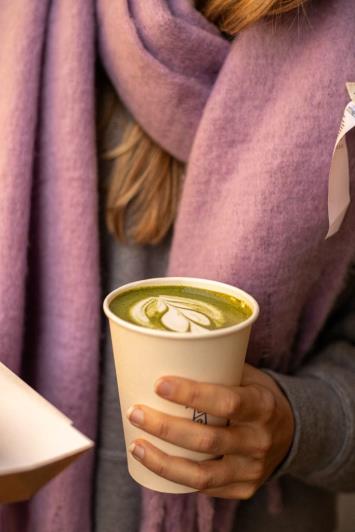 Bebidas frías en franquicia Alfar Medialunas, té matcha